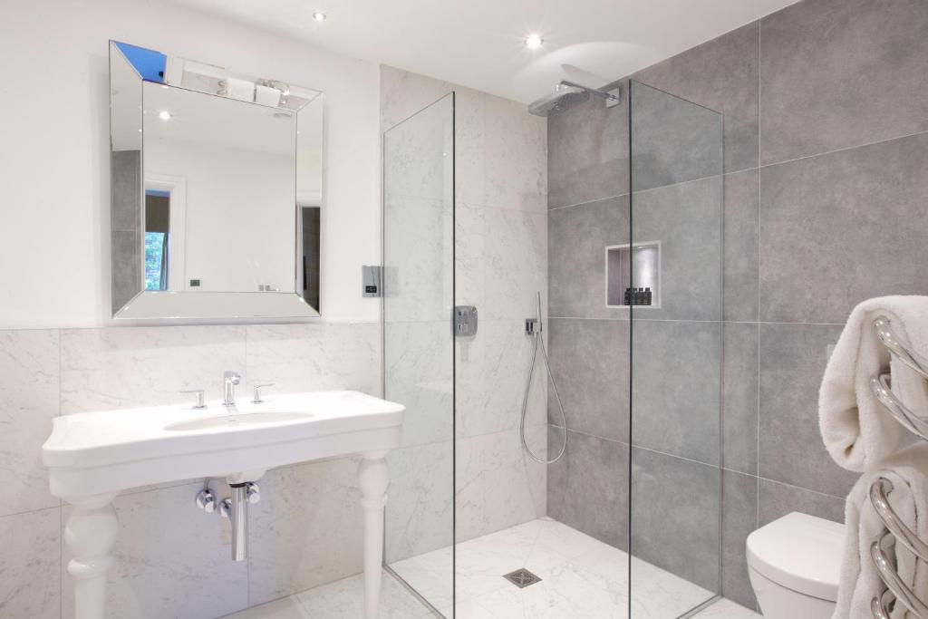 Storrs Hall Hotel on the shore of Lake Windermere - Resim 32