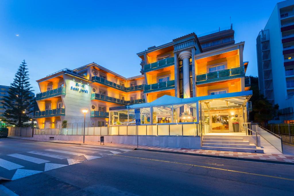 ein Gebäude in einer Stadtstraße in der Nacht in der Unterkunft Sant Jordi Boutique Hotel in Calella