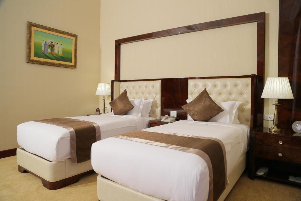 Tempat tidur dalam kamar di Sapphire Addis