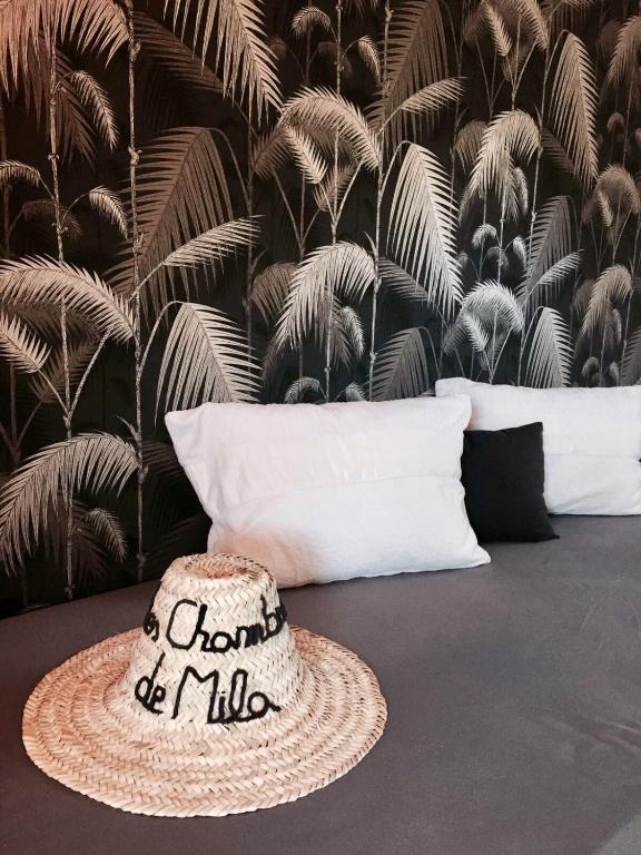 a straw hat sitting on the floor in front of a wall at Hotel Les Chambres de Mila Bonifacio in Bonifacio