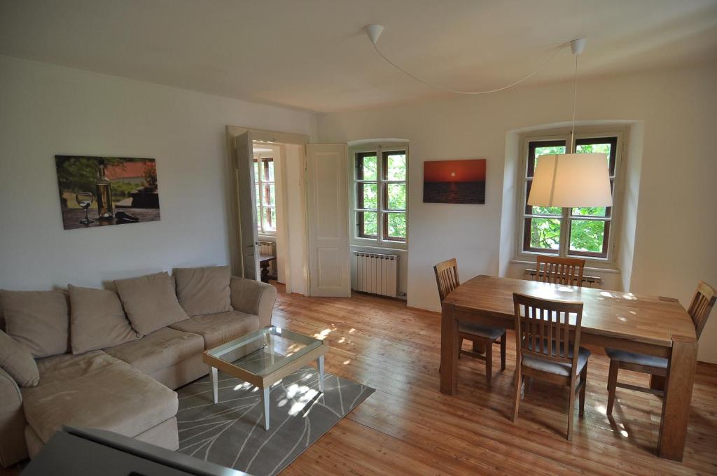 uma sala de estar com um sofá e uma mesa em Panorama em Aurisina