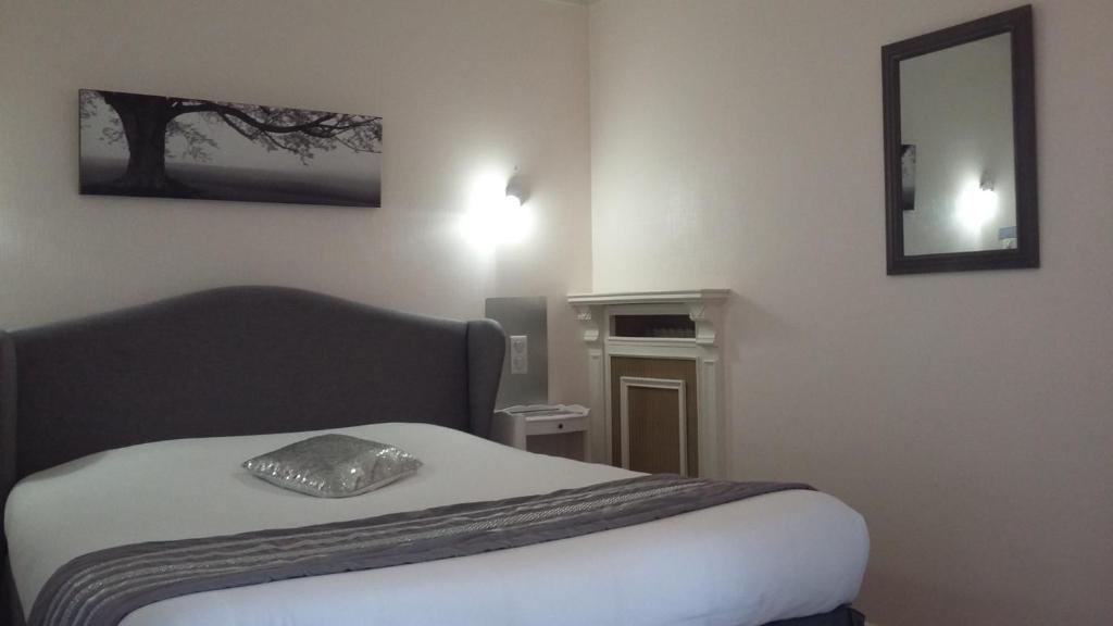 Postel nebo postele na pokoji v ubytování Hôtel Les Deux Magots