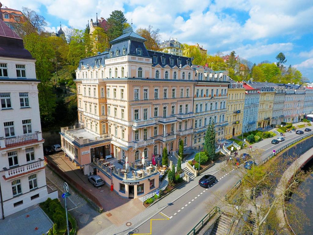 einen Blick über ein großes Gebäude auf einer Stadtstraße in der Unterkunft Humboldt Park Hotel & Spa in Karlsbad