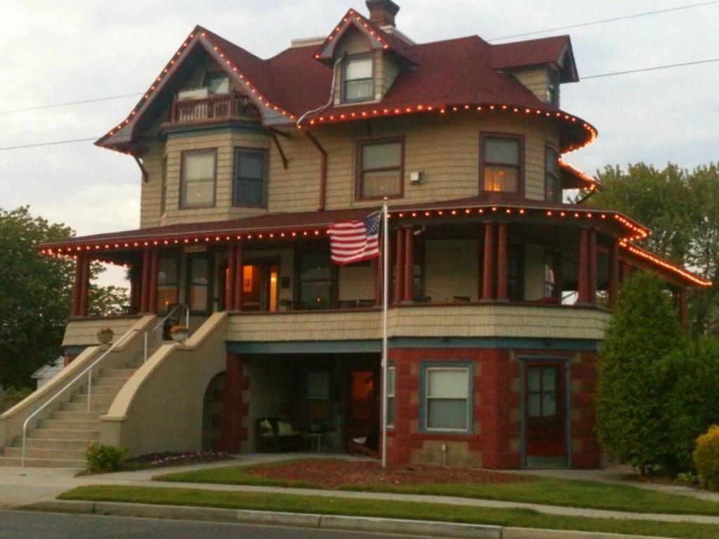 Una casa grande con una bandera americana. en 2310 Central Avenue, en North Wildwood