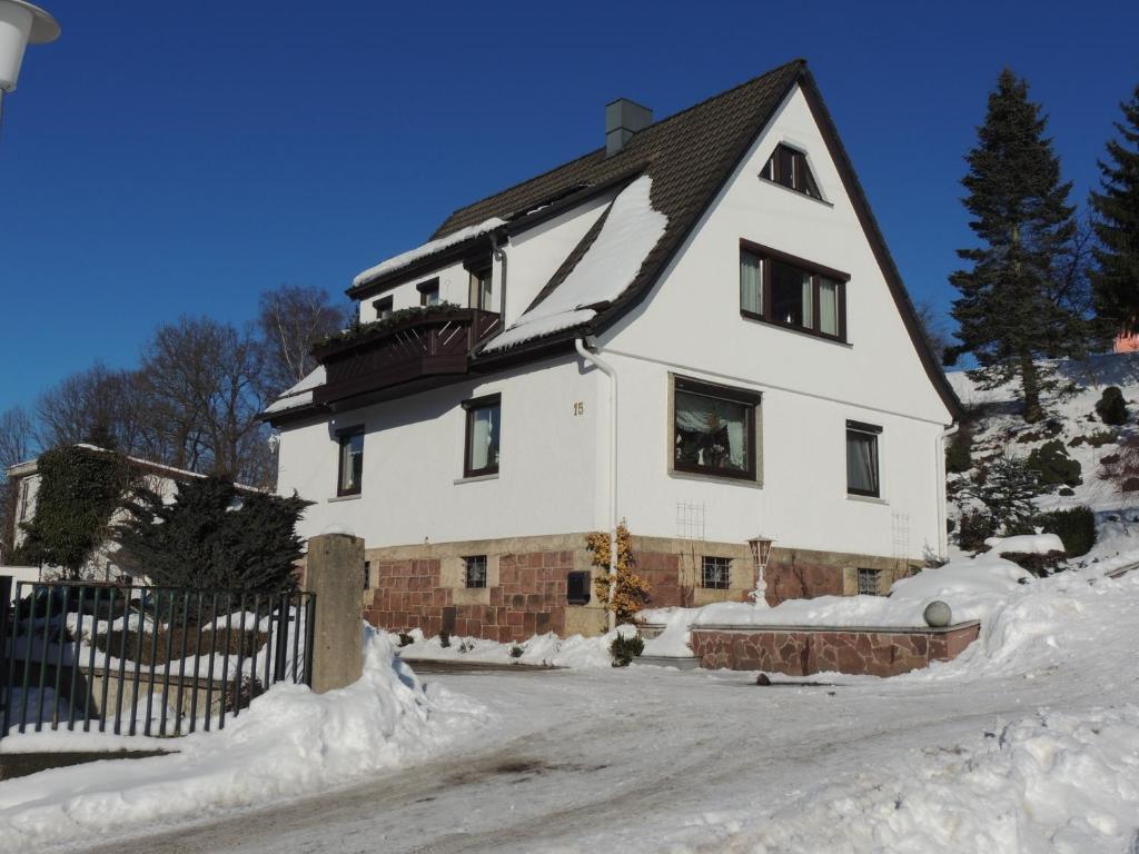 Ferienhaus Johanna في اشمالكالدن: بيت أبيض كبير مع ثلج على الأرض