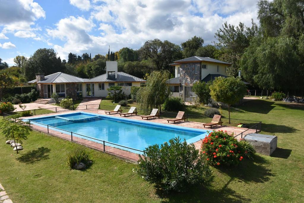 una piscina en el patio de una casa en Apartdora en Yacanto