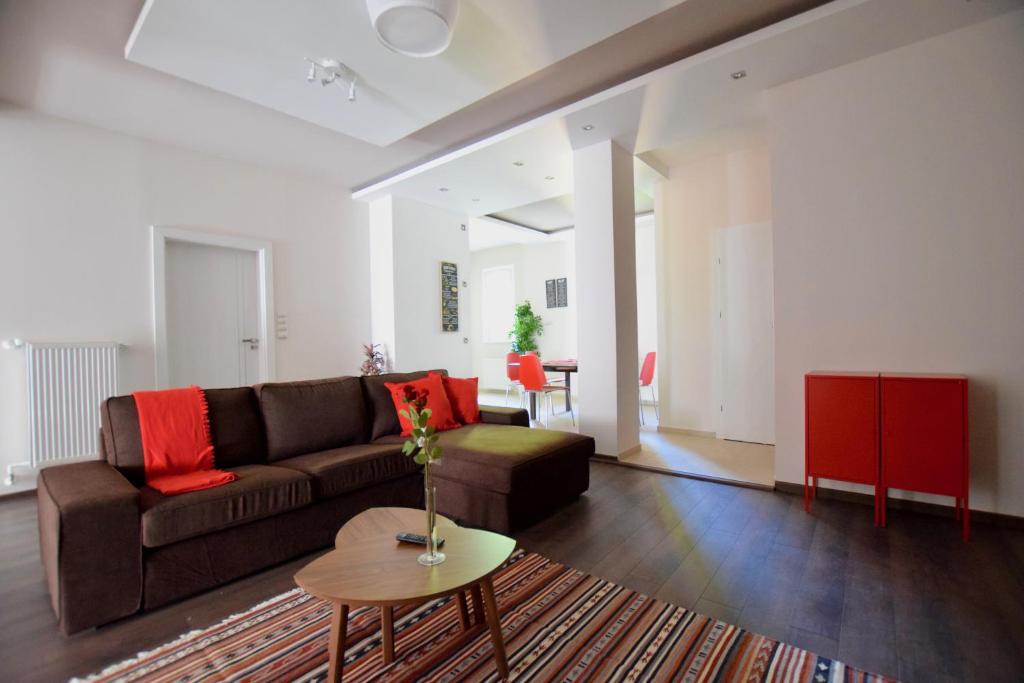 sala de estar con sofá y mesa en Standard Apartment by Hi5 - Close to Buda Castle, en Budapest