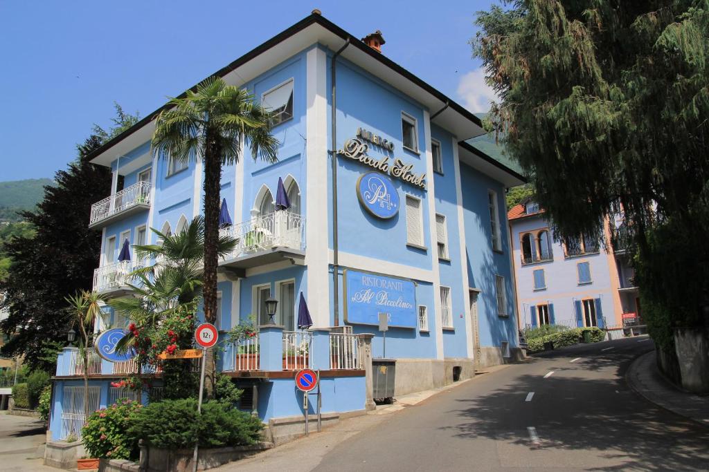 un edificio azul al lado de una calle en Piccolo Hotel en Locarno