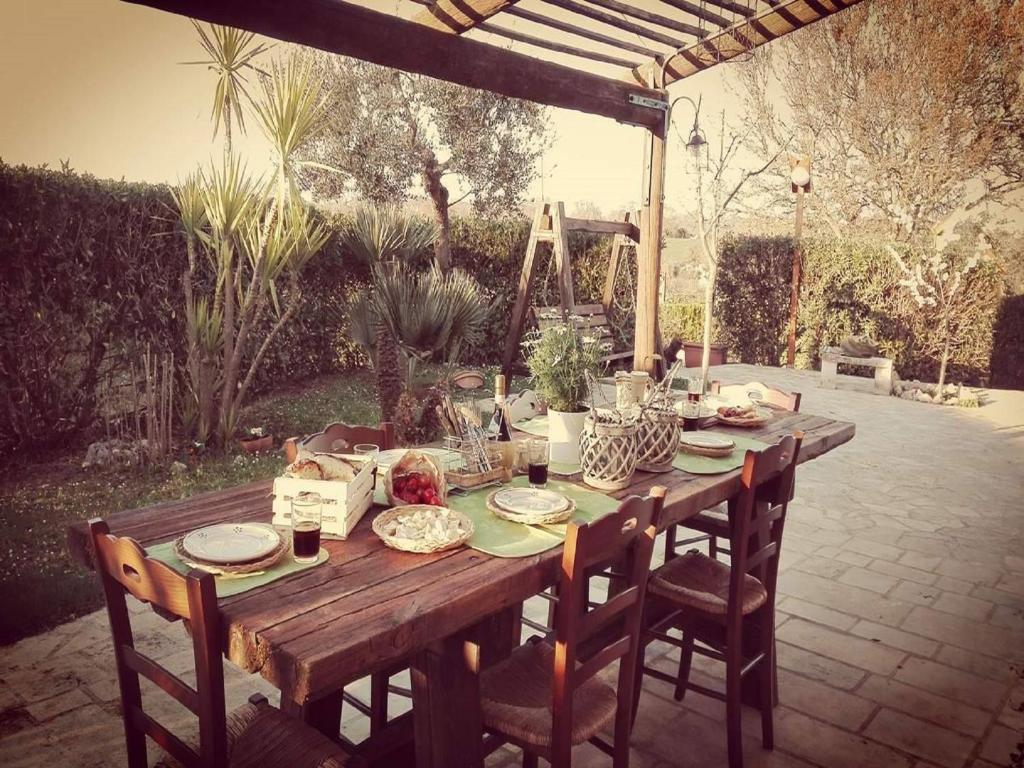 A garden outside Trulli Francesca Ciclovia