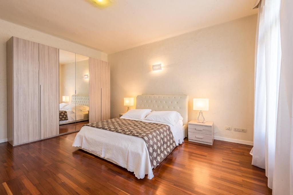 A bed or beds in a room at Appartamento Masha