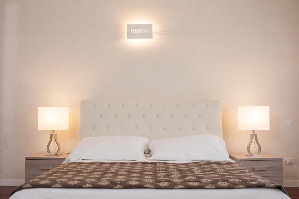 A bed or beds in a room at Appartamento Masha