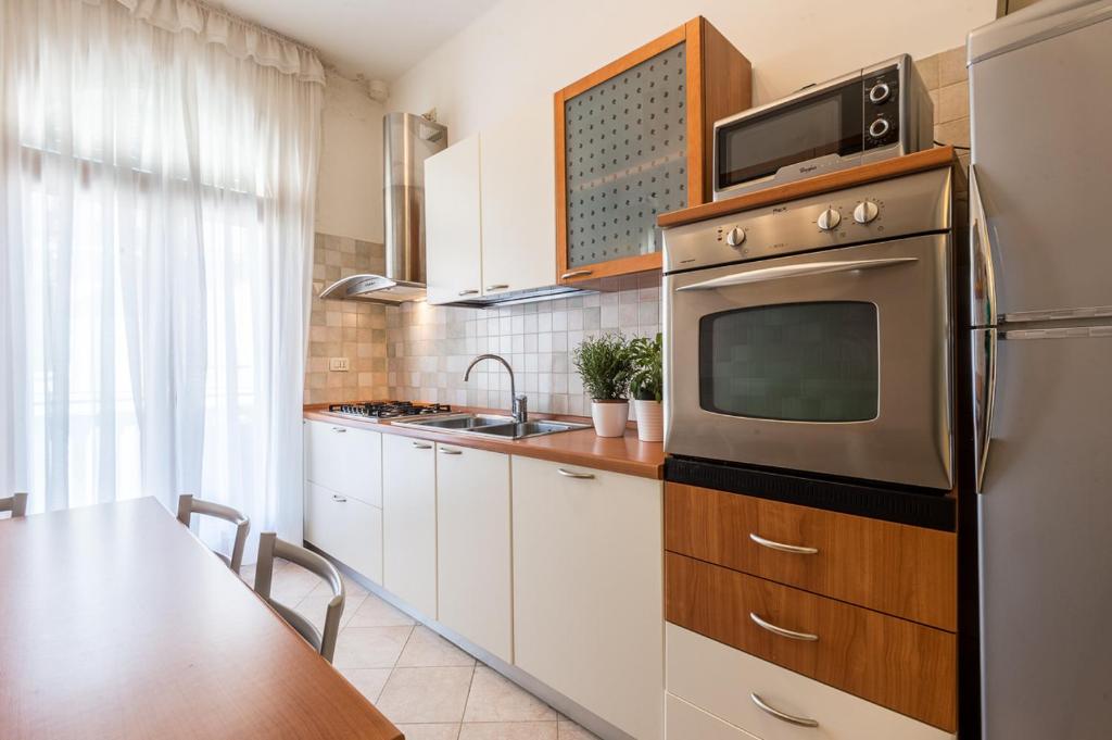 A kitchen or kitchenette at Appartamento Masha