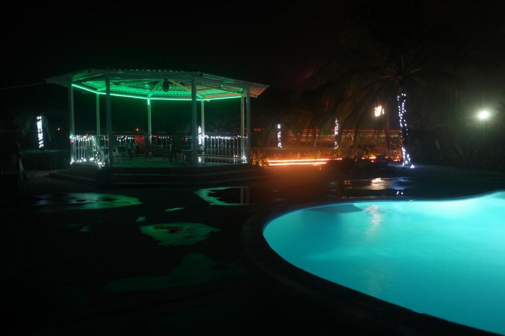 Bazén v ubytování Hotel La Arena nebo v jeho okolí