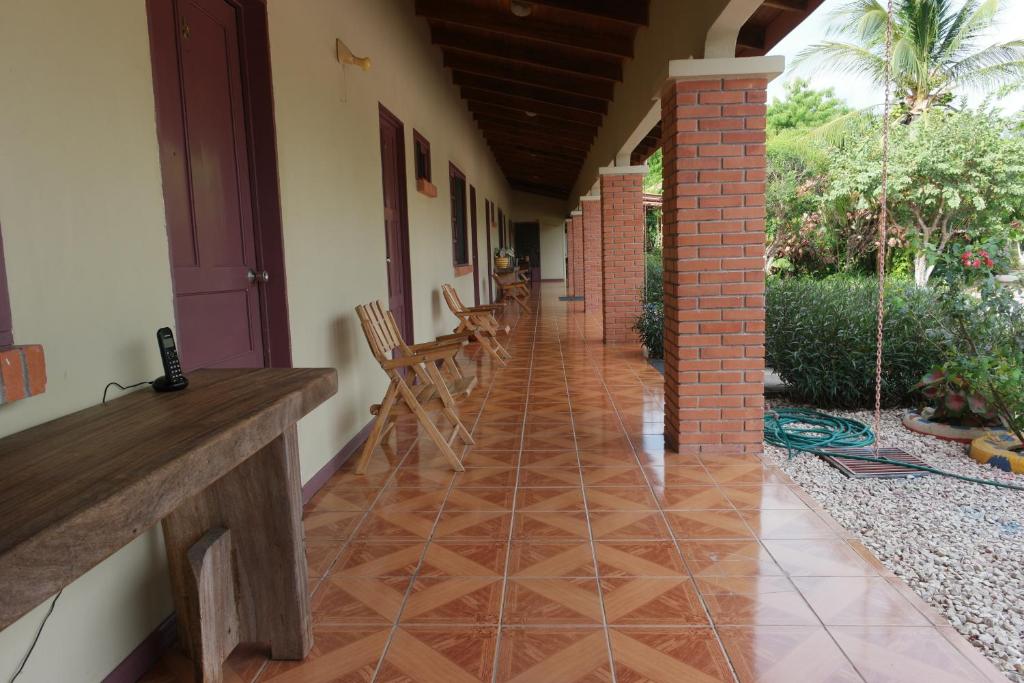 um corredor de uma casa com piso em azulejo em Hotel La Arena em Libéria