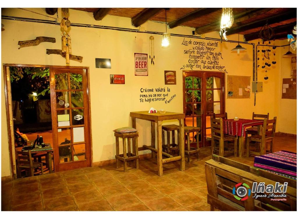 un restaurante con mesas y sillas en una habitación en Eco Hostel Valle Fertil en San Agustín de Valle Fértil