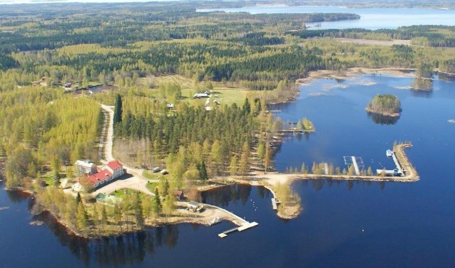 uma ilha no meio de um grande corpo de água em Paksuniemen Majatalo em Rääkkylä