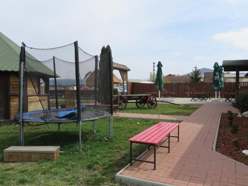 een park met een picknicktafel en een trampoline bij Három Székely Fogadó in Miercurea-Ciuc