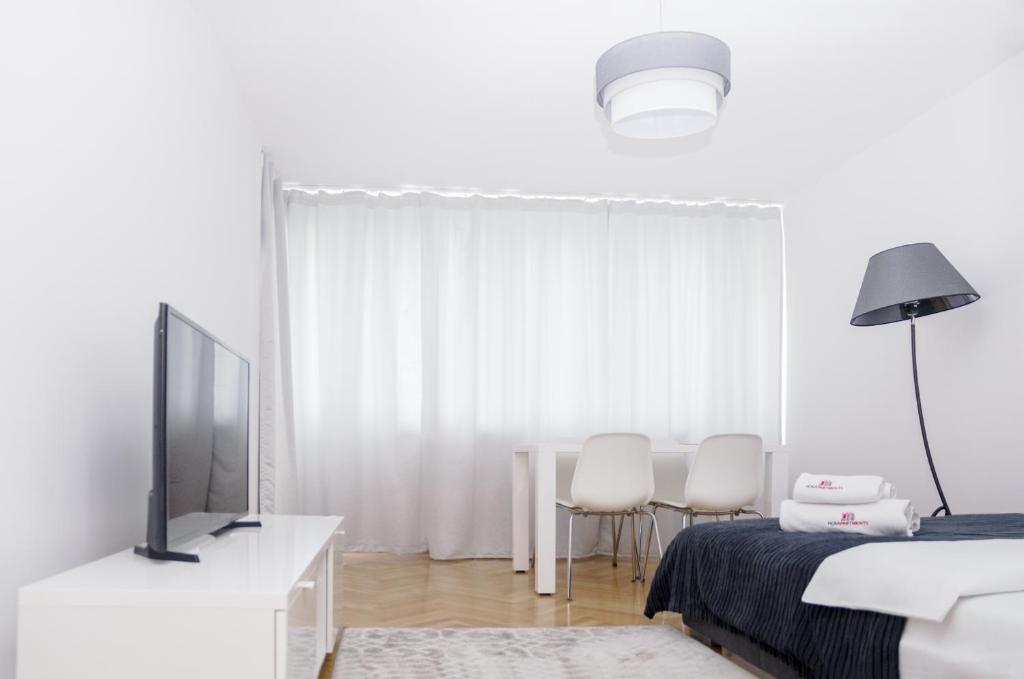 Hosapartments City Center - One-Bedroom Apartment With Balcony