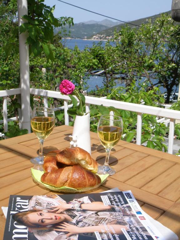 una mesa con un plato de pan y dos copas de vino en Apartments Solitudo, en Dubrovnik
