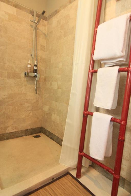 a towel ladder in a shower with towels at Kembali Lagi Guest House in Sanur