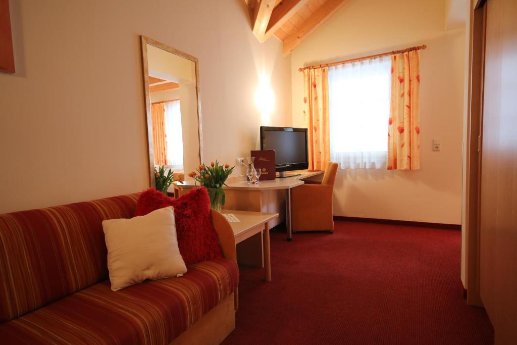 Televízia a/alebo spoločenská miestnosť v ubytovaní Hotel Gasthof Neuner