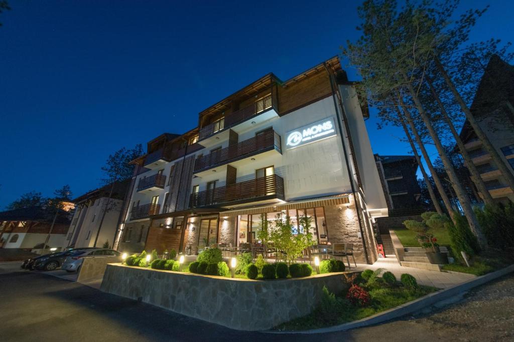 budynek z oświetleniem przed nim w nocy w obiekcie Hotel Mons w mieście Zlatibor