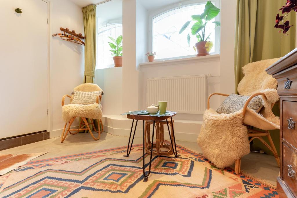 - un salon avec deux chaises et une table dans l'établissement Weesper Studio's, à Amsterdam