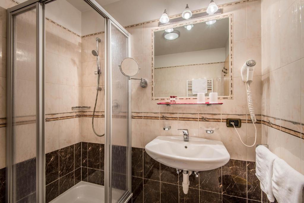 Koupelna v ubytování Albergo Posta Pederoa