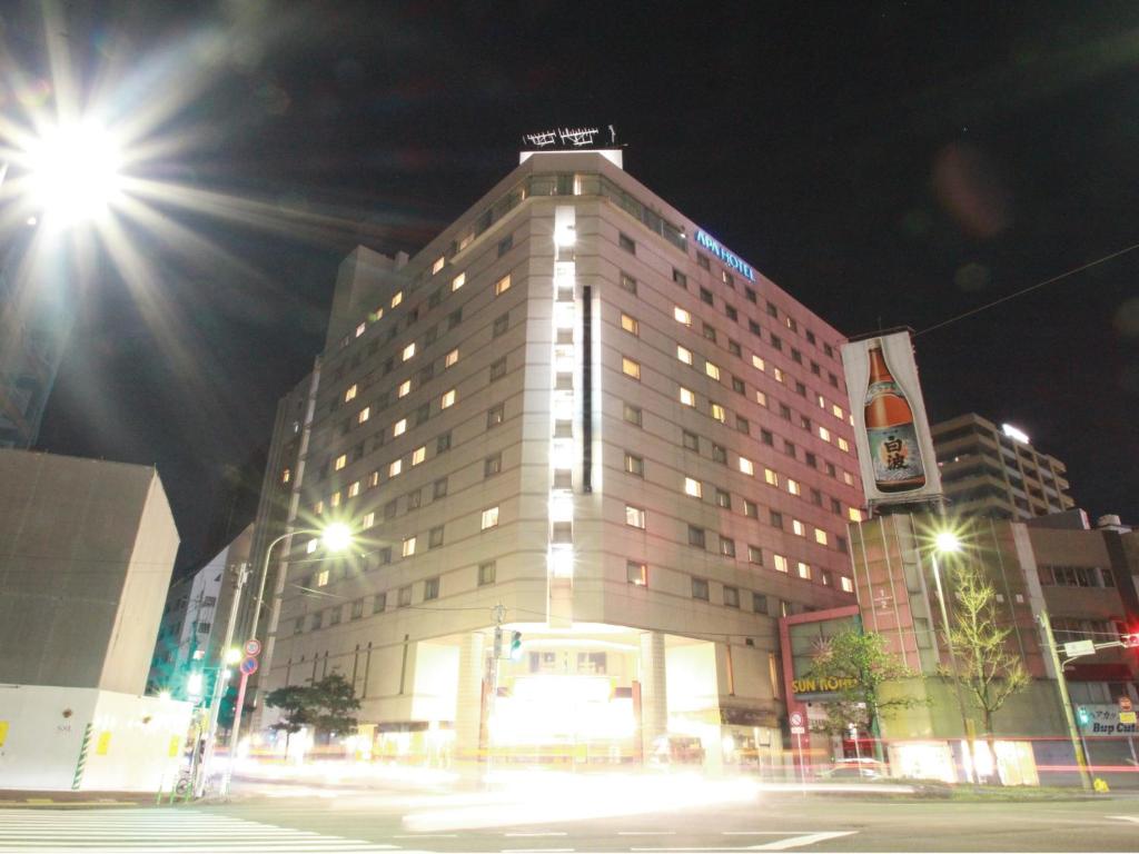 un grande edificio di un hotel di notte in una città di APA Hotel Fukuoka Watanabe Dori EXCELLENT a Fukuoka
