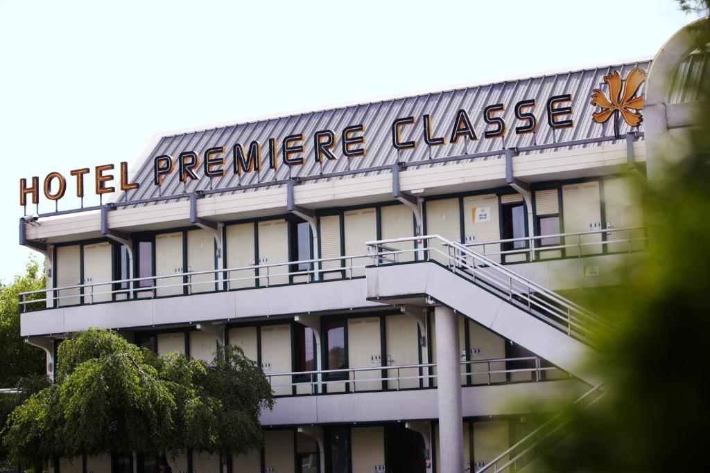 una señal de clases de rendimiento del hotel en el lateral de un edificio en Premiere Classe Orleans Nord - Saran, en Saran