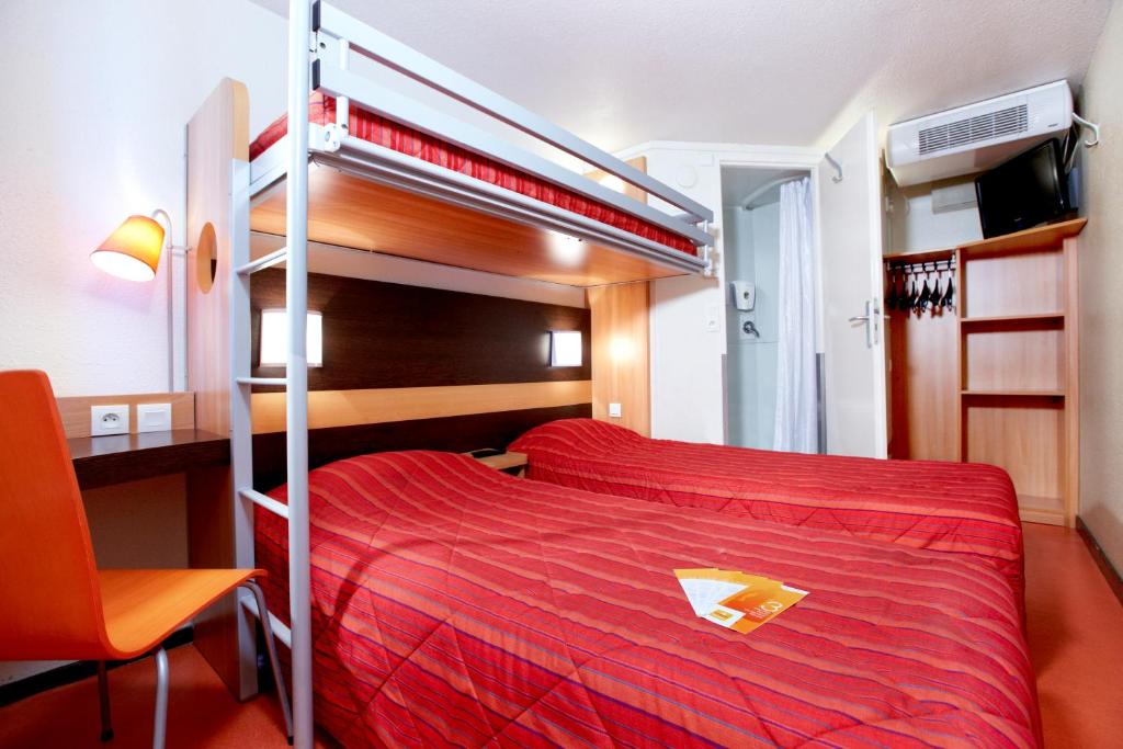 Postel nebo postele na pokoji v ubytování Premiere Classe Orleans Nord - Saran