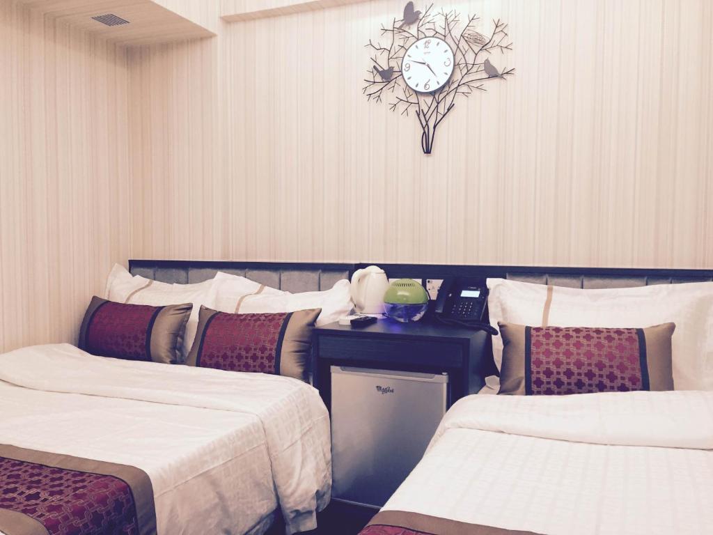 Postel nebo postele na pokoji v ubytování Seasons Hotel