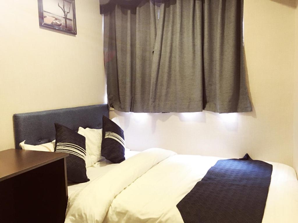 Postel nebo postele na pokoji v ubytování Seasons Hotel