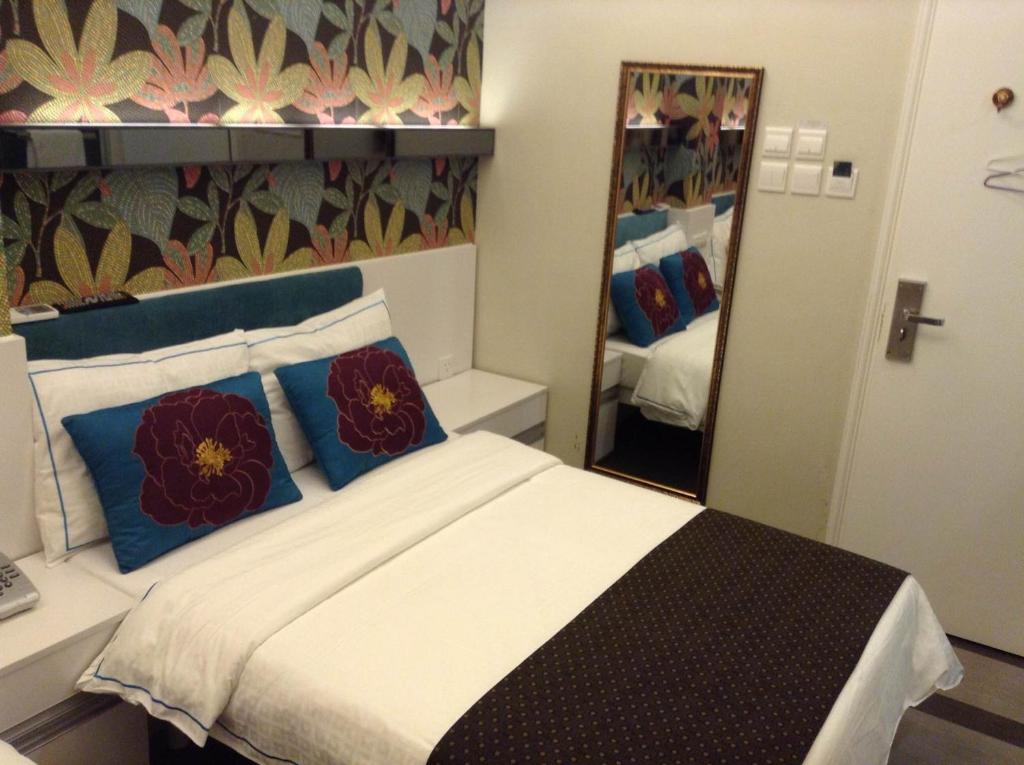 Postel nebo postele na pokoji v ubytování Seasons Hotel