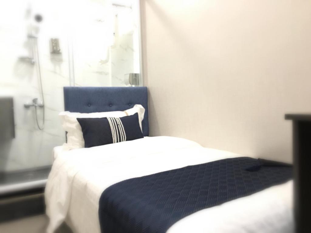 Postel nebo postele na pokoji v ubytování California Hotel