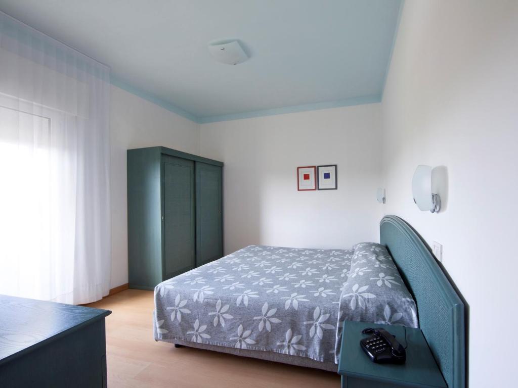 A bed or beds in a room at Aparthotel La Pineta