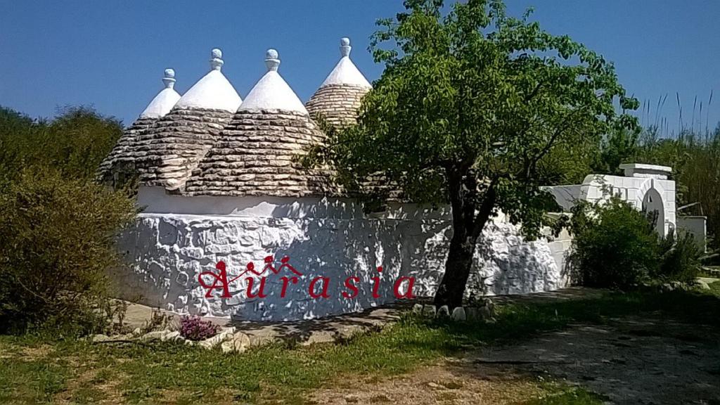 un muro con graffiti sul lato di un edificio di Trulli Aurasia a Ostuni