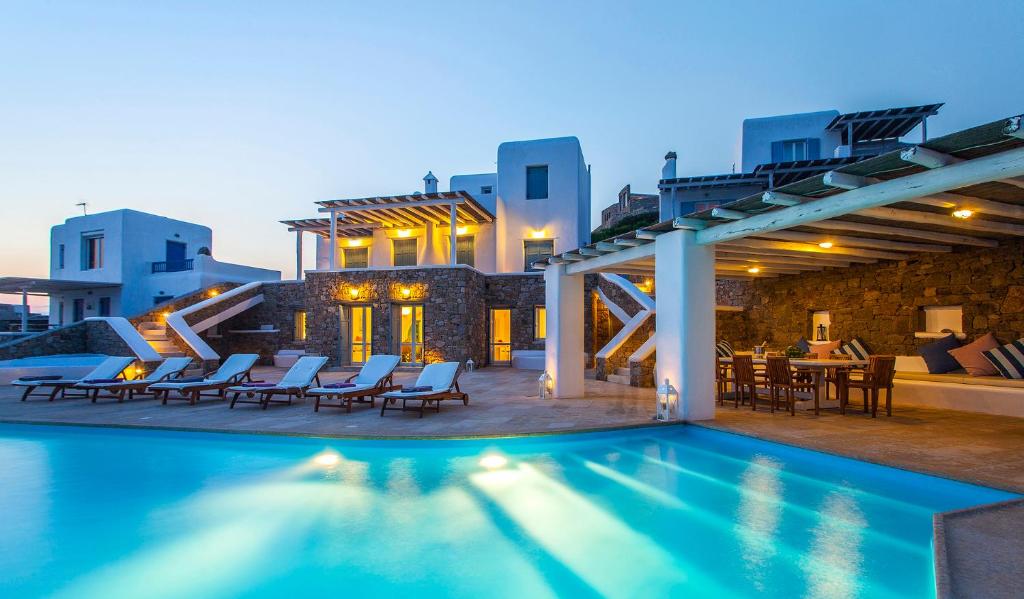 FanariにあるAndromeda Private Infinity Pool Villaの夜間のスイミングプール付きのヴィラ