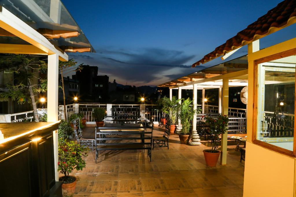 Balkón nebo terasa v ubytování Hotel Himalayan Oasis