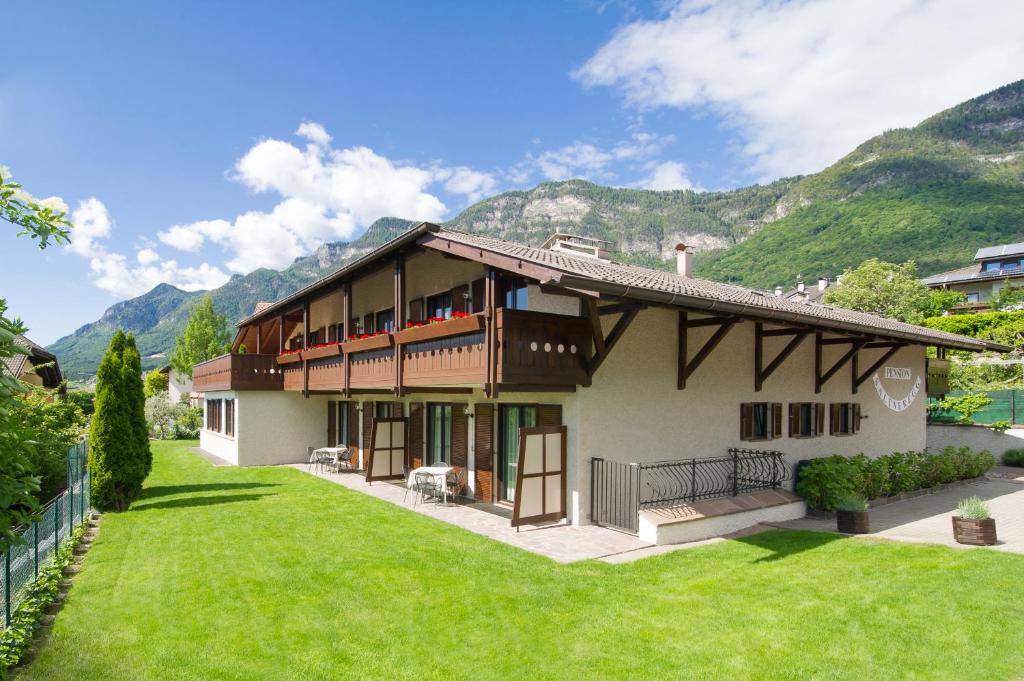 Nespecifikovaný výhled na hory nebo výhled na hory při pohledu z hotelu