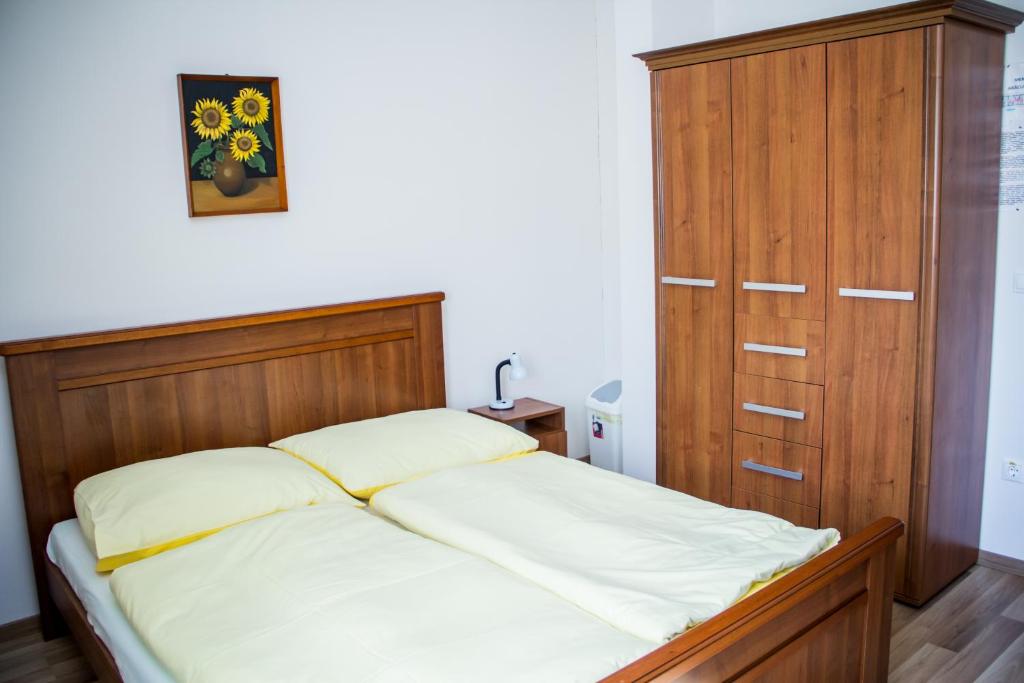 Łóżko lub łóżka w pokoju w obiekcie Akácliget Vendégház és Major