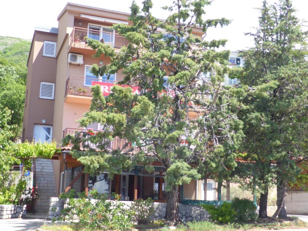 Budova, kde se apartmán nachází