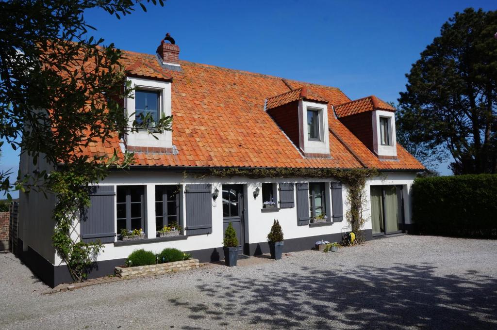 オーダンゲーヌにあるLa Rogeraie Cap gris nezのオレンジ色の屋根の白い家