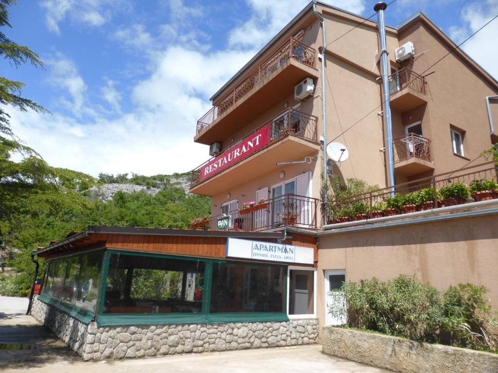 Budova, kde se apartmán nachází