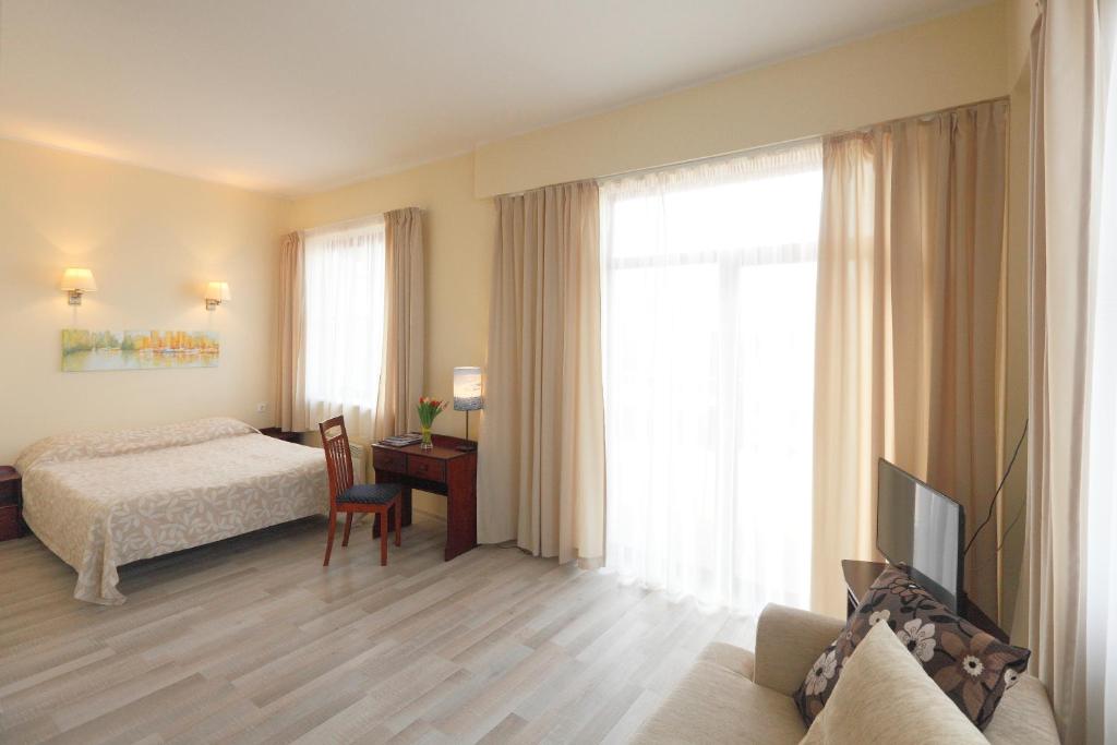 a bedroom with a bed and a desk and a television at Pärnu Jahtklubi Külalistemaja in Pärnu