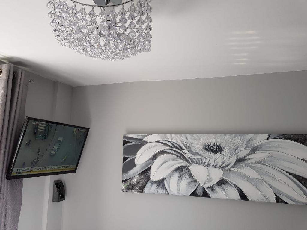 une photo d'un lustre suspendu au plafond dans l'établissement Somerset House Apartments, à Blackpool