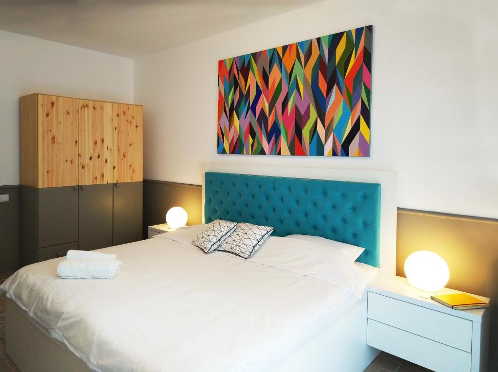 ママイアにあるThe One Mamaia Nordのベッドルーム1室(ベッド1台付)が備わります。壁には絵画が飾られています。