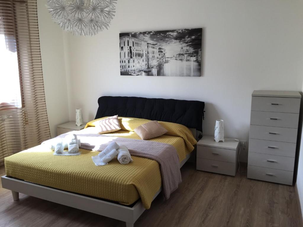 A bed or beds in a room at Gondola House