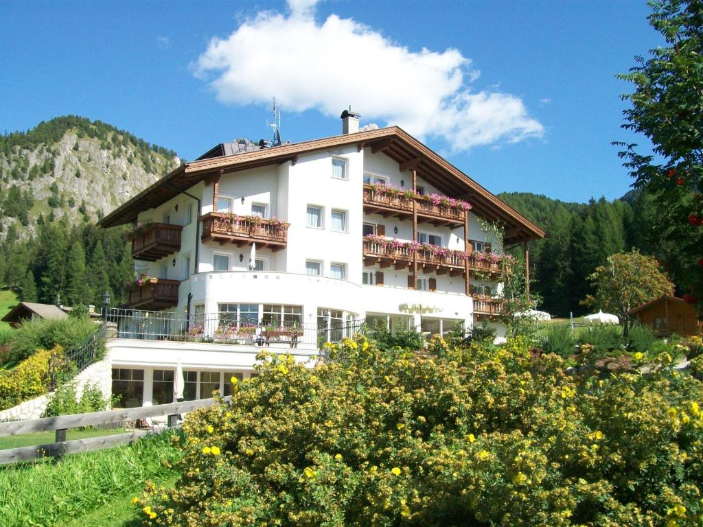 Nespecifikovaný výhled na hory nebo výhled na hory při pohledu z hotelu