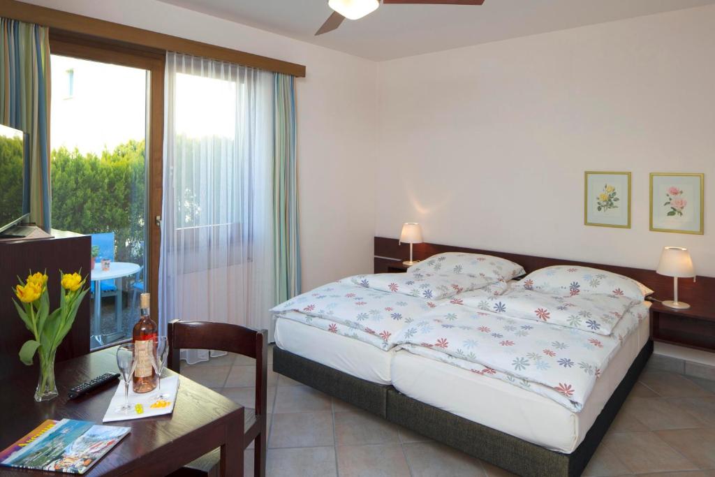 A bed or beds in a room at Garni Elena